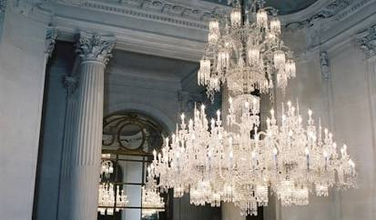 Lustre monumental de cristal em um salão de arquitetura clássica
